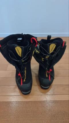 La Sportiva 登山靴 ボアシステム 大きいサイズ 黒/赤