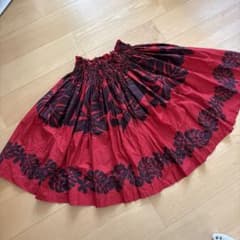 赤い葉柄のフラダンススカートのサムネイル