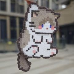アイロンビーズ つままれしっぽユラユラ猫ちゃんのサムネイル