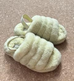 UGG アグ ファー素材 ストラップ付きサンダル　クリーム色　19.5cmのサムネイル