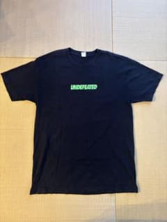 UNDEFEATED Tシャツ ブラック グリーンロゴのサムネイル
