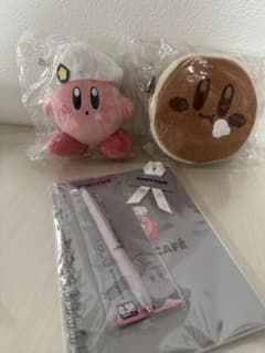 カービィカフェぬいぐるみキーホルダーとパンケーキポーチのセットのサムネイル