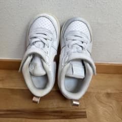 NIKE キッズスニーカー ホワイト ゴールドのサムネイル