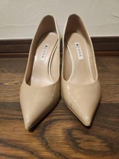 DIANA エナメル ポインテッドトゥ パンプス ベージュ 中古のサムネイル