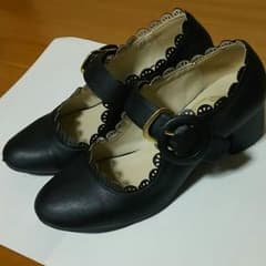 【fi.n.t】スカラップ使いストラップパンプス(黒)のサムネイル