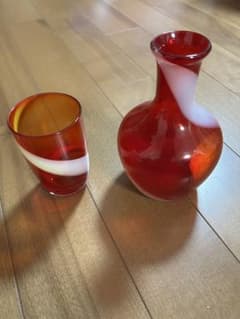 赤と白のガラス製花瓶とグラスセット 水差し ピッチャー - メルカリ
