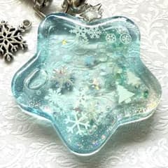 雪の結晶水色スターシェイカーキーホルダー　レジン　シャカシャカ　ラメ　冬　クリア 雪の結晶水色スターシェイカーキーホルダー レジン シャカシャカ ラメ