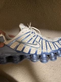 Nike Shox スニーカーのサムネイル