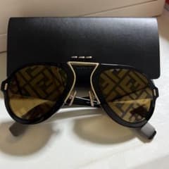 FENDI サングラス ブラック ゴールドのサムネイル