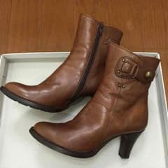 専用  美品 本革 ハーフブーツ ２３．５のサムネイル