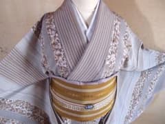 単衣　染め小紋（縦縞に唐花文）裄68 正絹 単衣 染め小紋（縦縞に唐花文）裄68 正絹 - メルカリ