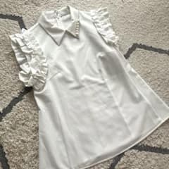 美品 hue DAY TO EVENING パール付フリル ブラウス ブラック 美品】hue DAY TO EVENING パール付きフリルブラウス 大パール - メルカリ