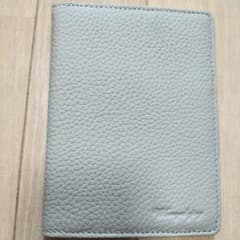 パスポートケース ベージュ レザー調のサムネイル