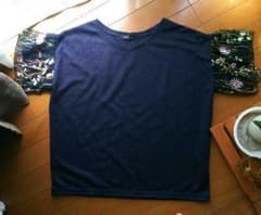 花柄刺繍袖のTシャツのサムネイル