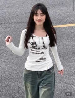 ホワイト グラフィックプリント 長袖Tシャツのサムネイル