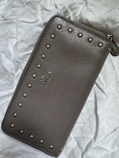 COACH スタッズ付き グレージュ　長財布のサムネイル