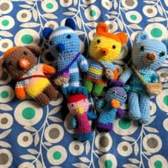 カラフルなアミグルミ動物たちのサムネイル