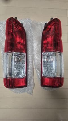 ハイエース9型 純正テールランプ新車外し 左右セットのサムネイル