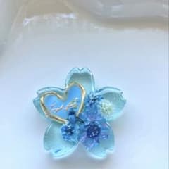 【訳あり】レジン　ヘアゴム　桜モチーフ　水色系◡̈♥︎ ドライフラワー 再販✖️】レジン ヘアゴム 桜モチーフ ハート ブルー◡̈♥︎ - メルカリ