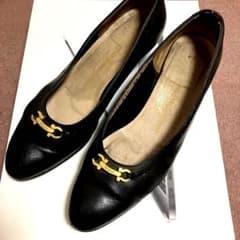 Salvatore Ferragamo 黒パンプス ゴールド装飾のサムネイル
