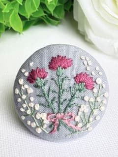 お値下げ　ラッピングあり　カーネーションの刺繍ブローチ　 母の日プレゼントのサムネイル