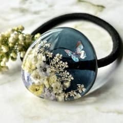 ハンドメイド レジン 花蝶ヘアゴム - メルカリ
