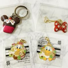ディズニー】キーホルダー&ピンバッジ - メルカリ