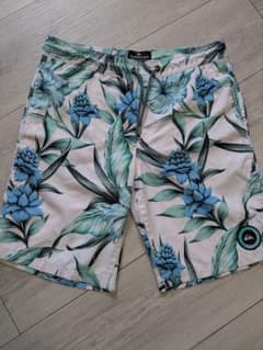 QUIKSILVER ボタニカル柄 サーフパンツ キッズMサイズのサムネイル