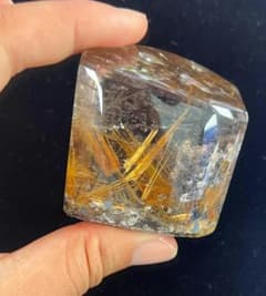 極上 ルチルクォーツ 原石 置物 木製台座付 極上!破格! ルチルクォーツ 置物 原石 木製台座付 - メルカリ