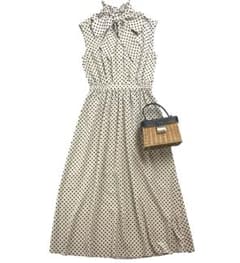 美品 ルルウィルビー 近年 デシンドットノースリーブワンピース ベージュ 美品 ルルウィルビー 近年 デシンドットノースリーブワンピース