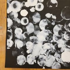 白黒抽象画のサムネイル