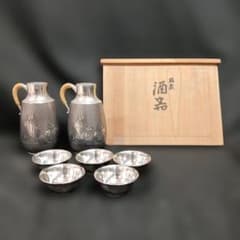 【未使用】本錫製 酒器セット ちろり2客 お猪口5客 松彫刻 木箱入り 伝統工芸 未使用】本錫製 酒器セット ちろり2客 お猪口5客 松彫刻 木箱入り 伝統