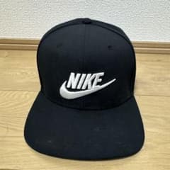 NIKE ロゴ刺繍 黒 スナップバックキャップ