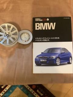 BMWホイール型時計と車ガイドブックセットとキーホルダー　まとめ売りのサムネイル