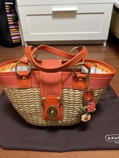 COACH かごバッグ オレンジ フラワーチャーム付きのサムネイル