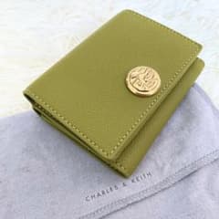 土日限定値下げ！【新品未使用】CHARLES & KEITH 三つ折り財布 土日限定値下げ！【新品未使用】CHARLES & KEITH 三つ折り財布 - メルカリ