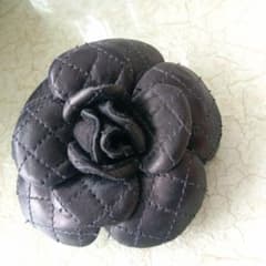 シャネル　CHANEL　レザー　フラワー　花　コサージュ　椿　カクテル シャネル CHANEL レザー フラワー 花 コサージュ 椿 カクテル - メルカリ
