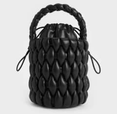 サ*エ様 CHARLES & KEITH Bia ビア パッドテクスチャーバケッのサムネイル