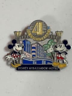 ディズニー アンバサダーホテル 開業4周年記念ピンバッジ 非売品＋