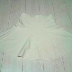 GU 着痩せ 美脚 ニット素材 ミニスカート 白のサムネイル