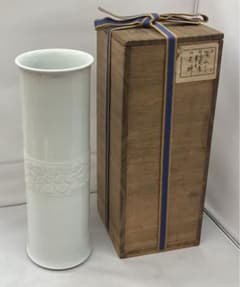 B165b  伊東陶山造「白瓷唐華文  花瓶」共箱　京都　尊式　華道具　茶道具 B165b 伊東陶山造「白瓷唐華文 花瓶」共箱 京都 尊式 華道具