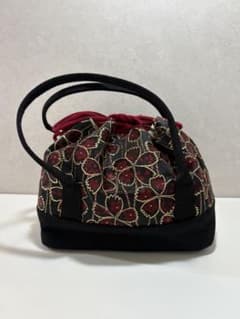 黒と赤の花柄巾着バッグのサムネイル