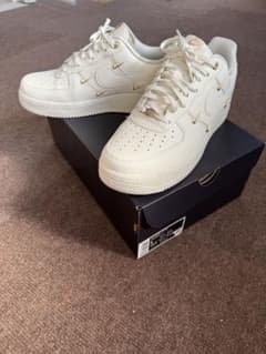 ブ*ー様 Nike Air Force 1 ホワイト ゴールドアクセント ブ*ー様 Nike Air Force 1 ホワイト ゴールドアクセント - メルカリ