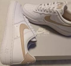 NIKE　エアフォース1 07 ピンクベージュ　サテンピンク　ベージュのサムネイル
