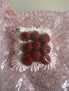 kikisquishy キキロゴいちごケーキ 四角 M 純泥スクイーズのサムネイル
