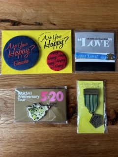 ARASHI ライブグッズ　ピンバッジ＆リストバンドセットのサムネイル