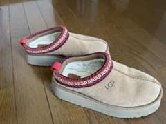 UGG ベージュ スリッポン 赤い縁取りのサムネイル
