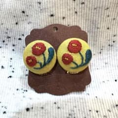 花刺繍 くるみボタン イヤリングのサムネイル