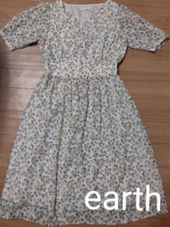 earth*イエロー*小花柄*ホワイト*ロングワンピースのサムネイル