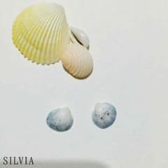 白い貝殻のピアス ラムネ風味(ブルーグラデーション)〇*°のサムネイル